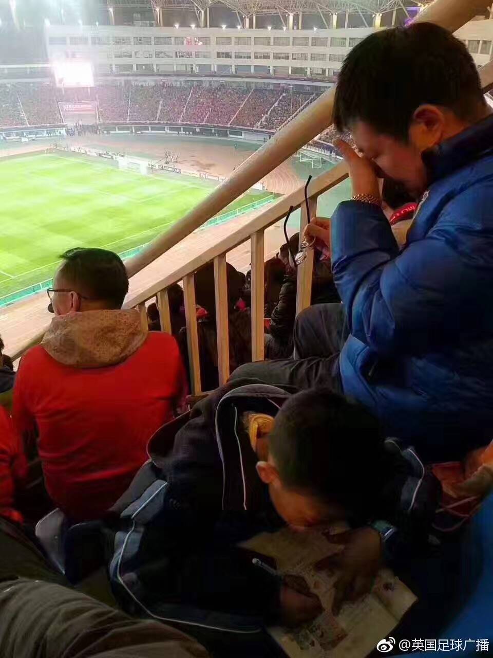 Ming重返赛场,反败为胜首场状态出色,拜仁观众沸腾!观众掌声雷动 Ming重返赛场,反败为胜首场状态出色,拜仁观众沸腾!观众掌声雷动