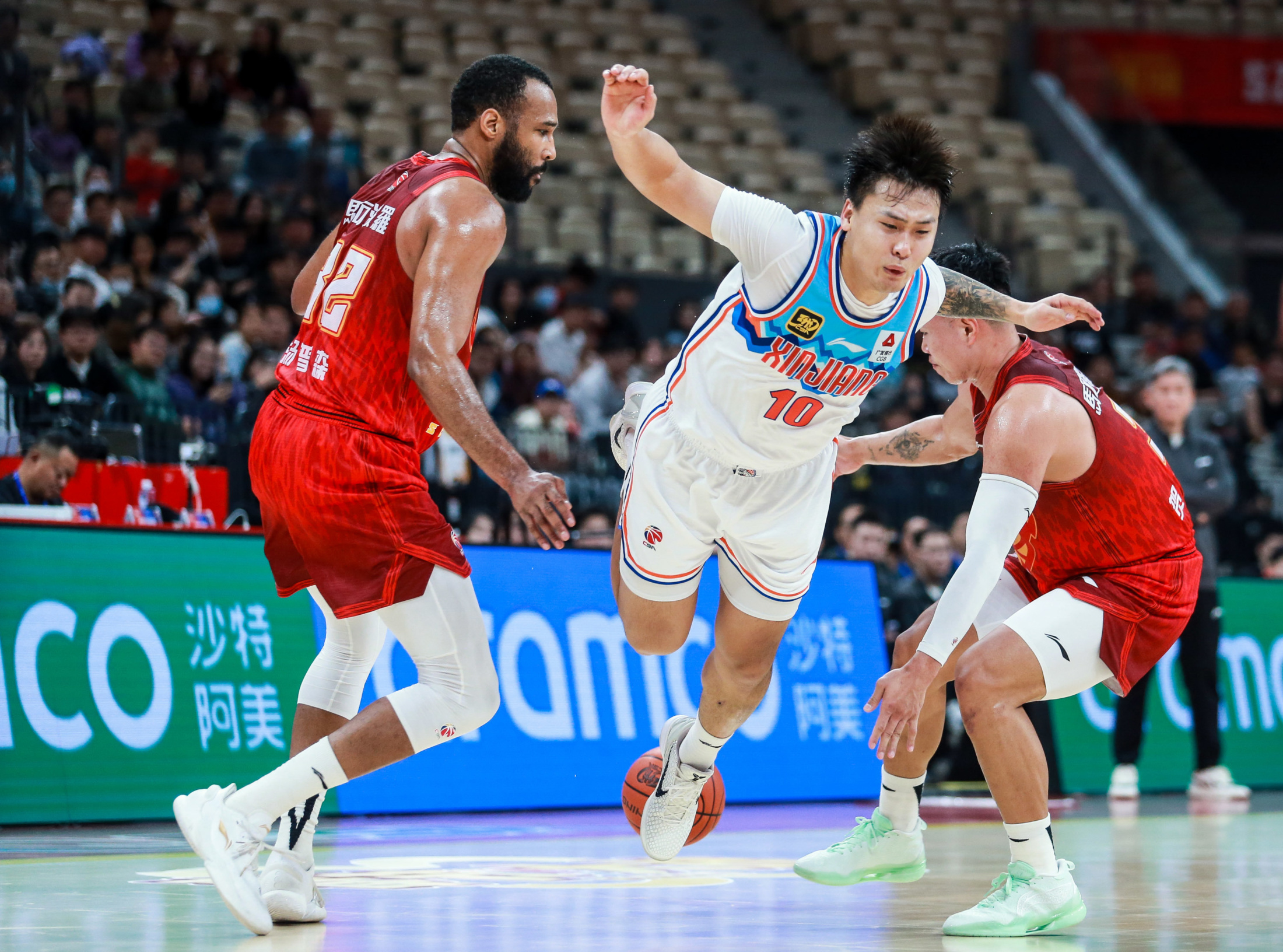 关于赛后突围战来临，阿贾克斯围绕CBA常规赛再遭质疑，态度坚定，训练强度明显提升的信息